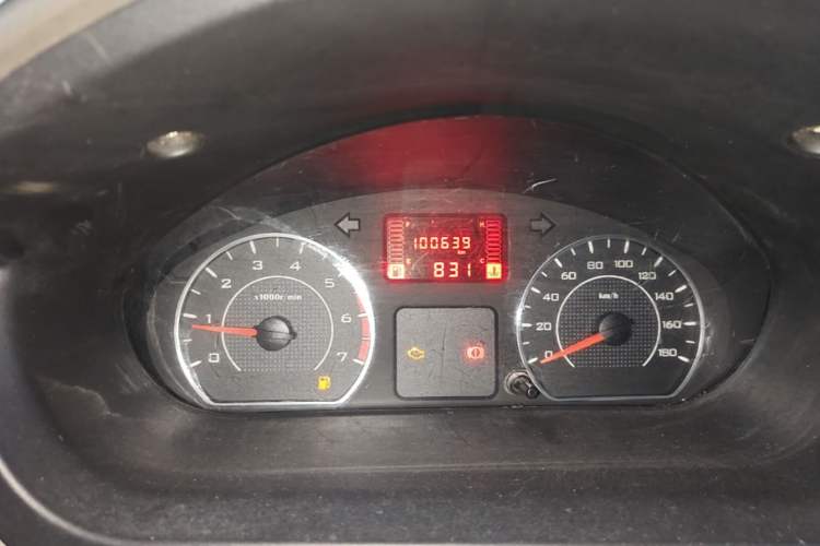 Used Wuling Rongguang V 2016 1.5L Practical Version Odometer Close Up