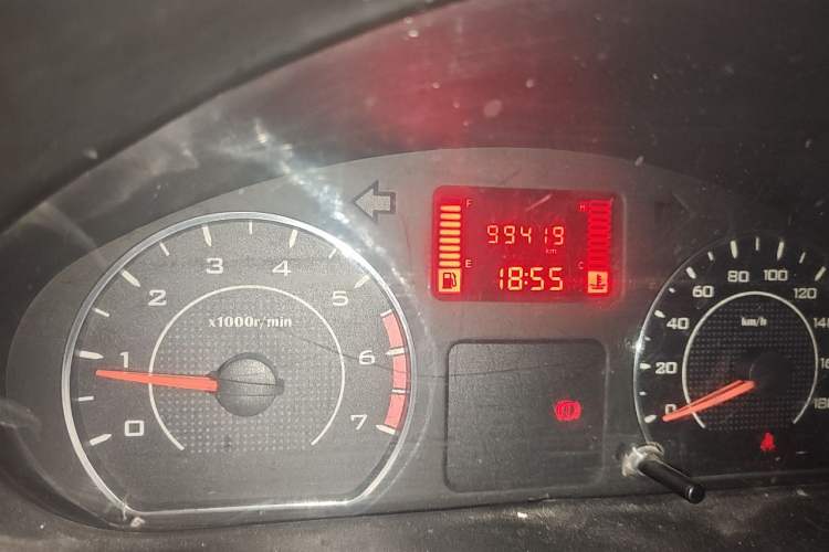 Used Wuling Rongguang V 2016 1.2L Practical Model Non-Power-Assisted Odometer Close Up