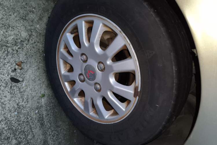 Used Wuling Rongguang V 2016 1.5L Standard Version Right Front Wheel Hub