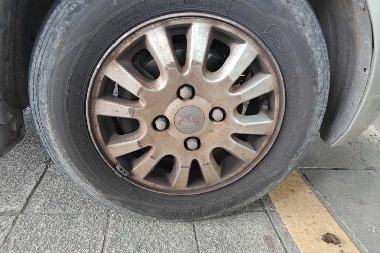 Used Wuling Rongguang V 2016 1.5L Standard Version Right Front Wheel Hub