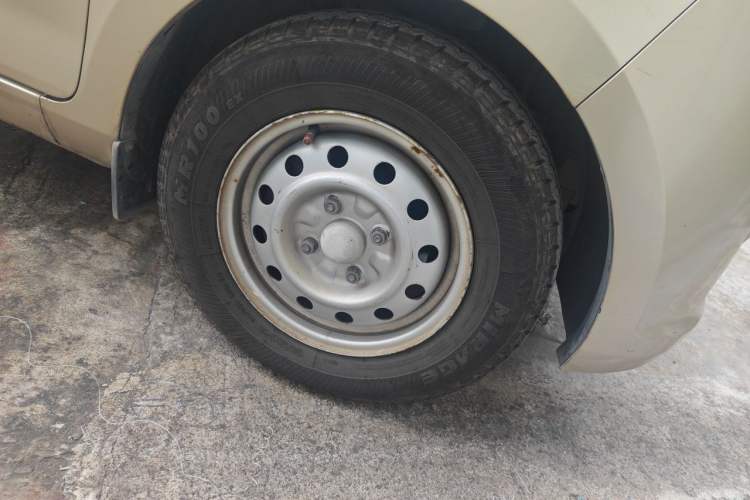 Used Wuling Rongguang V 2016 1.5L Practical Version Non-Power-Assisted Right Front Wheel Hub