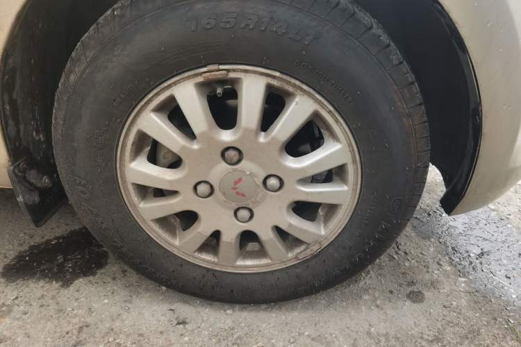 Used Wuling Rongguang V 2016 1.5L Standard Version Right Front Wheel Hub