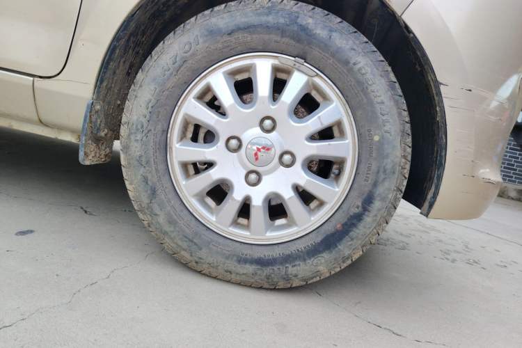 Used Wuling Rongguang V 2016 1.5L Standard Version Right Front Wheel Hub