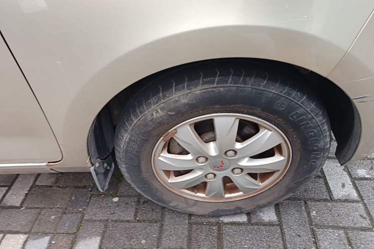 Used Wuling Rongguang V 2016 1.5L Practical Version Right Front Wheel Hub