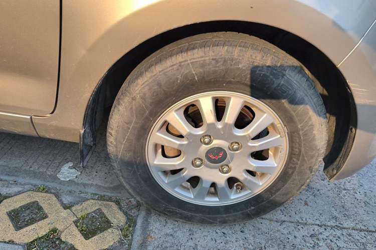 Used Wuling Rongguang V 2016 1.5L Standard Version Right Front Wheel Hub