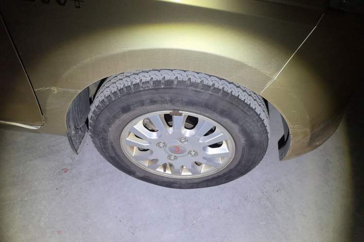 Used Wuling Rongguang V 2016 1.5L Standard Version Right Front Wheel Hub