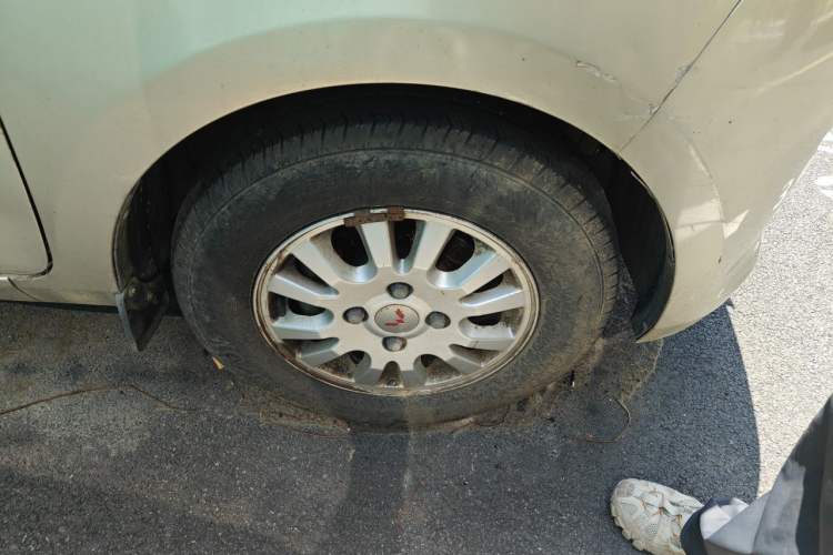Used Wuling Rongguang V 2016 1.2L Standard Version Right Front Wheel Hub