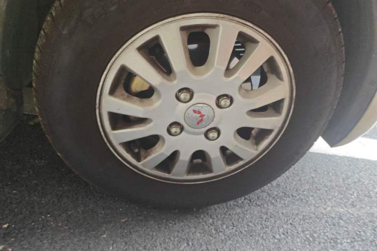 Used Wuling Rongguang V 2016 1.5L Standard Version Right Front Wheel Hub