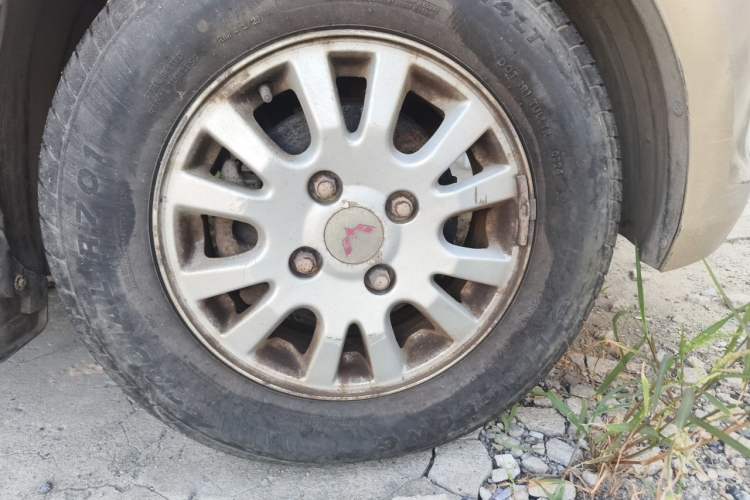 Used Wuling Rongguang V 2016 1.5L Standard Version Right Front Wheel Hub