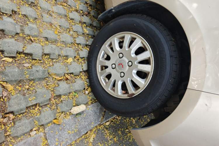 Used Wuling Rongguang V 2016 1.5L Standard Version Right Front Wheel Hub
