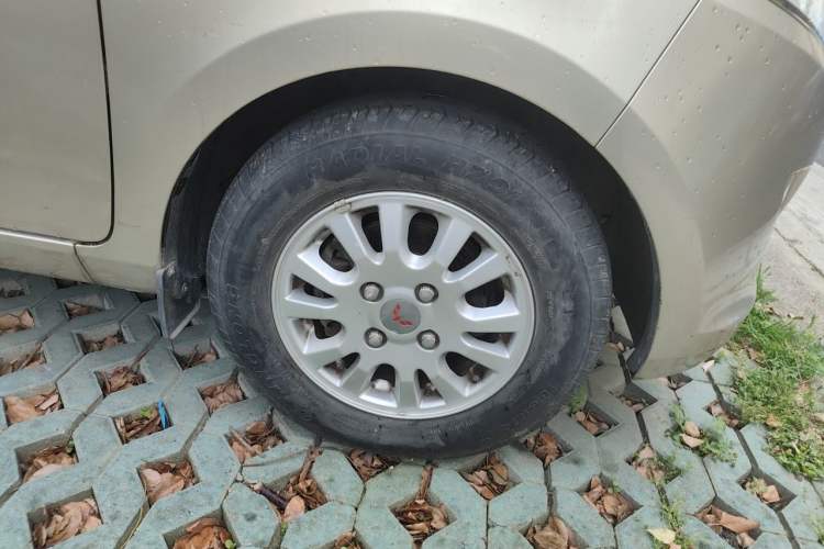 Used Wuling Rongguang V 2016 1.5L Standard Version Right Front Wheel Hub