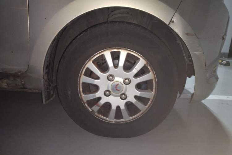Used Wuling Rongguang V 2016 1.5L Standard Version Right Front Wheel Hub