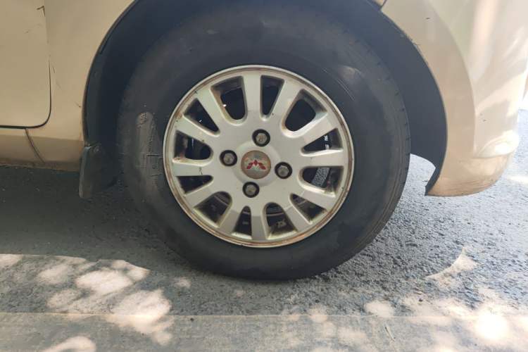 Used Wuling Rongguang V 2016 1.5L Practical Version Non-Power-Assisted Right Front Wheel Hub