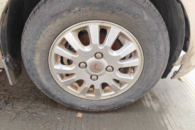 Used Wuling Rongguang V 2016 1.5L Standard Version Right Front Wheel Hub