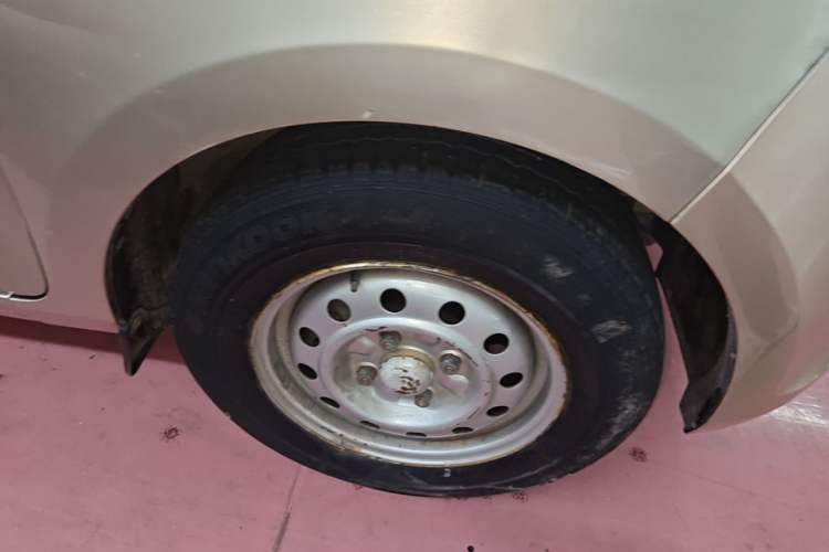 Used Wuling Rongguang V 2016 1.5L Practical Version Right Front Wheel Hub