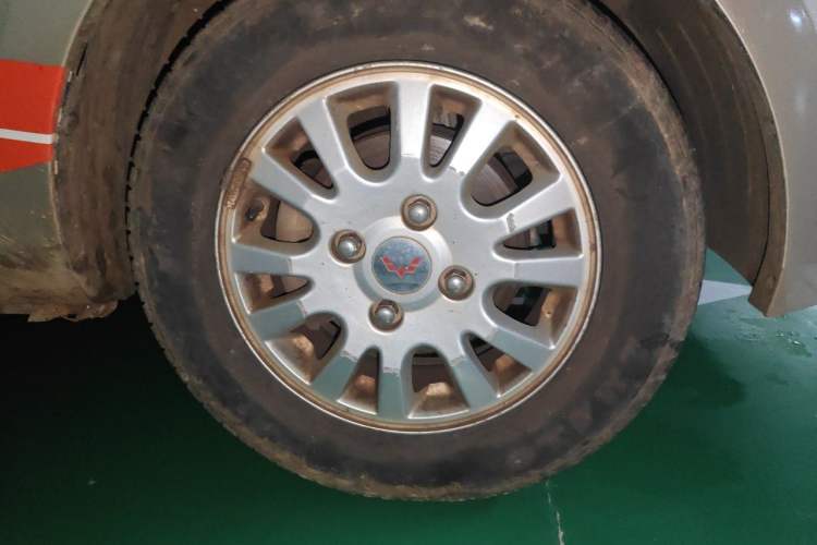 Used Wuling Rongguang V 2016 1.5L Standard Version Right Front Wheel Hub