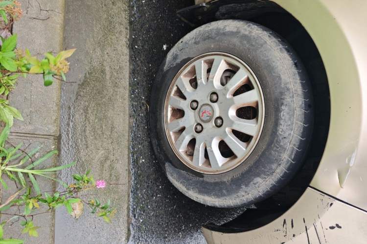 Used Wuling Rongguang V 2016 1.5L Standard Version Right Front Wheel Hub