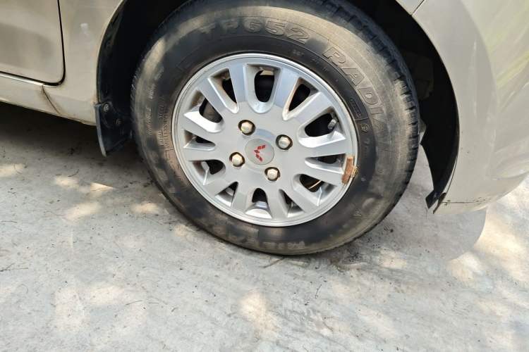 Used Wuling Rongguang V 2016 1.5L Standard Version Right Front Wheel Hub
