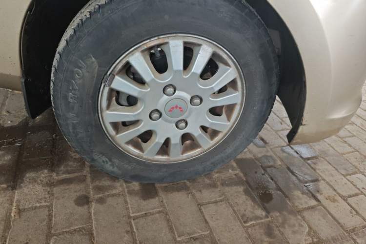 Used Wuling Rongguang V 2016 1.5L Standard Version Right Front Wheel Hub