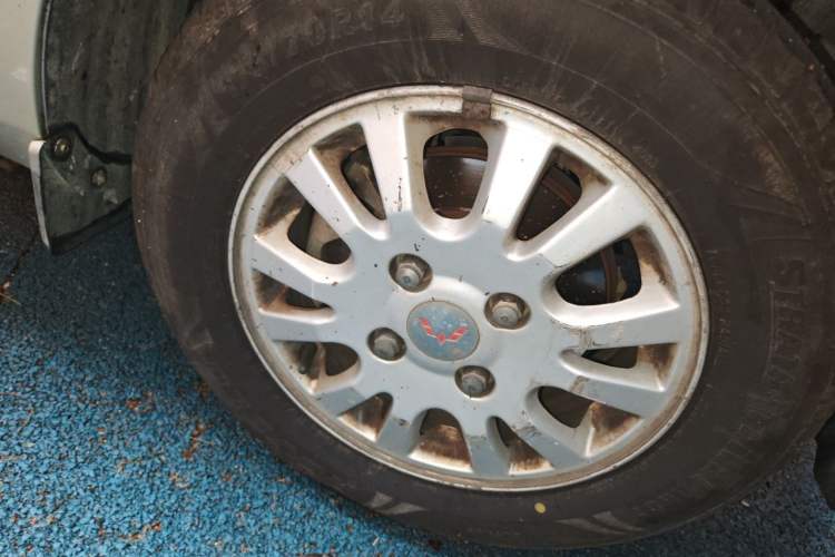 Used Wuling Rongguang V 2016 1.2L Standard Version Right Front Wheel Hub