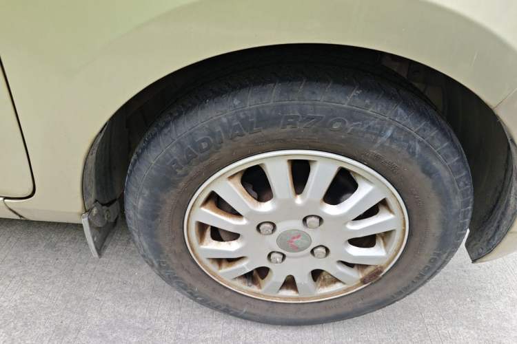 Used Wuling Rongguang V 2016 1.5L Standard Version Right Front Wheel Hub