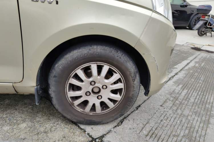 Used Wuling Rongguang V 2016 1.5L Standard Version Right Front Wheel Hub