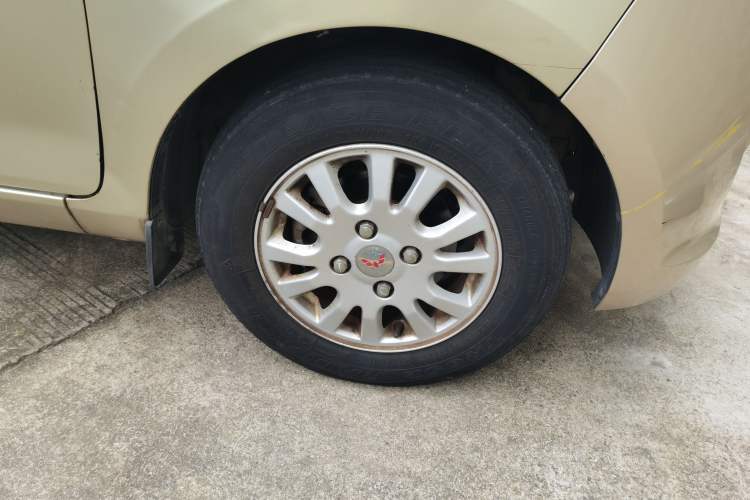 Used Wuling Rongguang V 2016 1.5L Standard Version Right Front Wheel Hub
