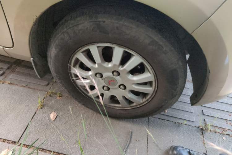Used Wuling Rongguang V 2016 1.5L Standard Version Right Front Wheel Hub