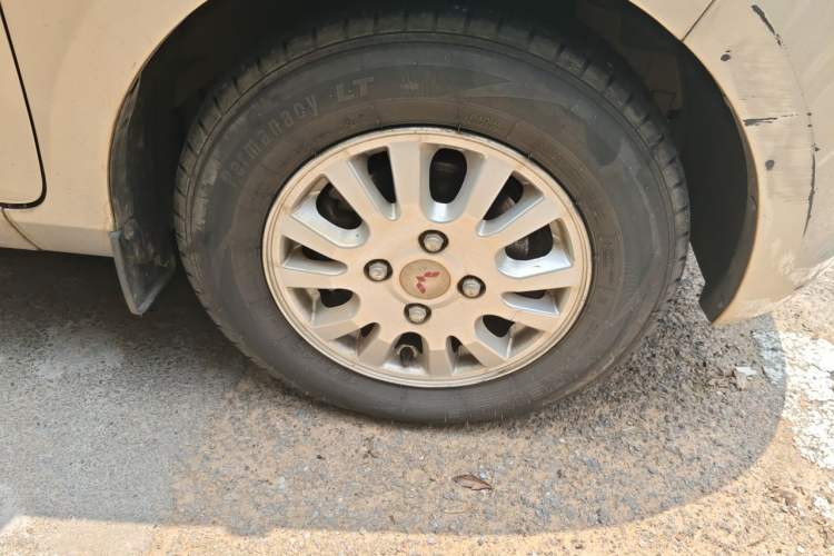 Used Wuling Rongguang V 2016 1.5L Standard Version Right Front Wheel Hub