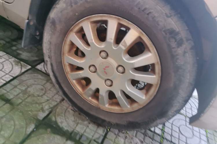 Used Wuling Rongguang V 2016 1.5L Standard Version Right Front Wheel Hub