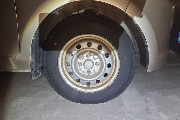 Used Wuling Rongguang V 2016 1.2L Practical Model Non-Power-Assisted Right Front Wheel Hub