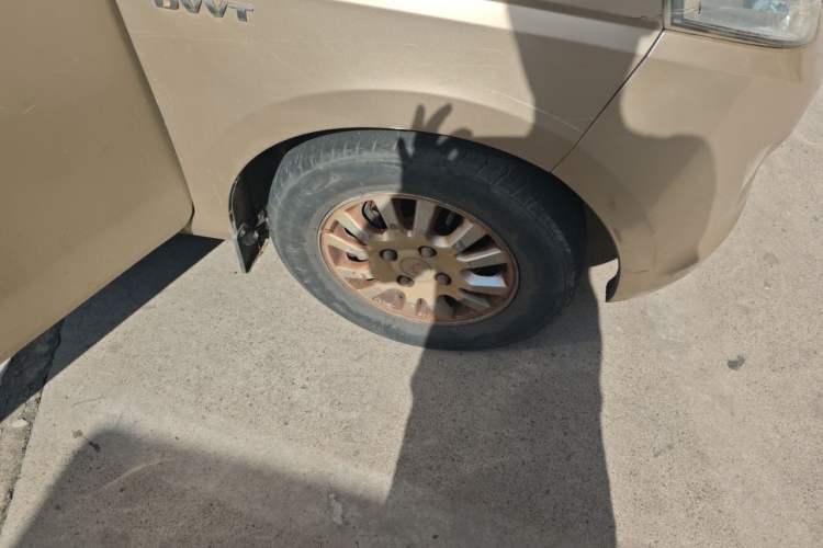 Used Wuling Rongguang V 2016 1.5L Standard Version Right Front Wheel Hub