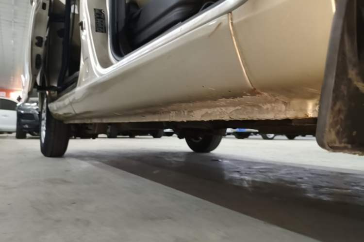 Used Wuling Rongguang V 2016 1.5L Standard Version Right Side Sill