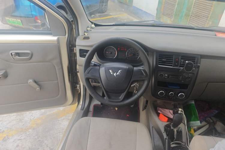 Used Wuling Rongguang V 2016 1.5L Practical Version Non-Power-Assisted Steering Wheel