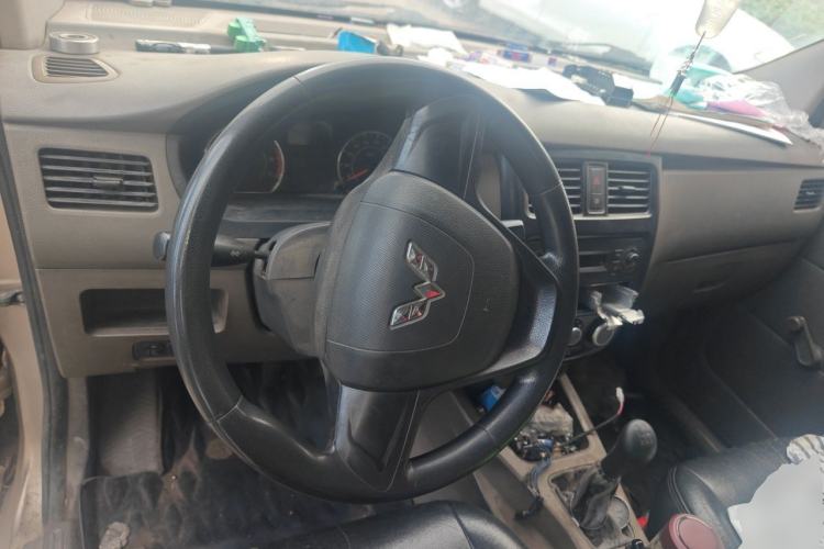 Used Wuling Rongguang V 2016 1.2L Practical Model Non-Power-Assisted Steering Wheel