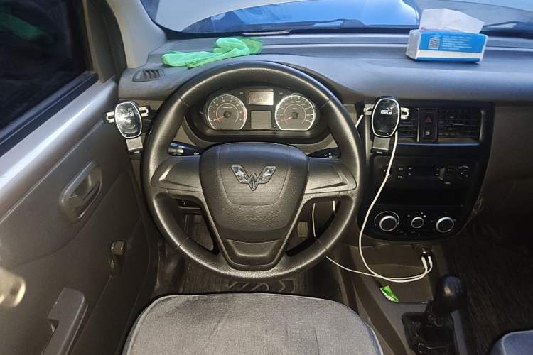 Used Wuling Rongguang V 2016 1.2L Practical Model Non-Power-Assisted Steering Wheel