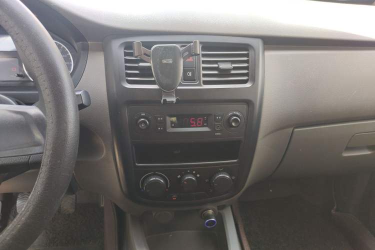 Used Wuling Rongguang V 2018 1.5L Practical Version Audio And AC Panel