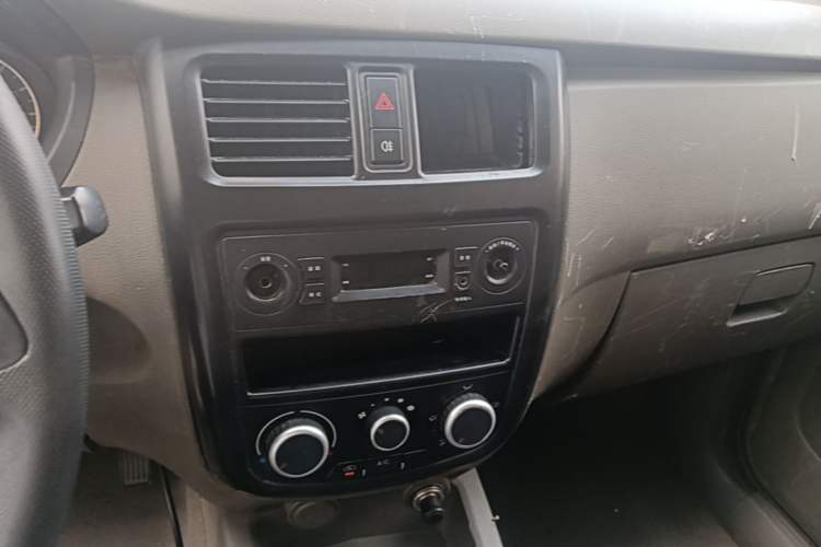 Used Wuling Rongguang V 2018 1.5L Practical Version Audio And AC Panel