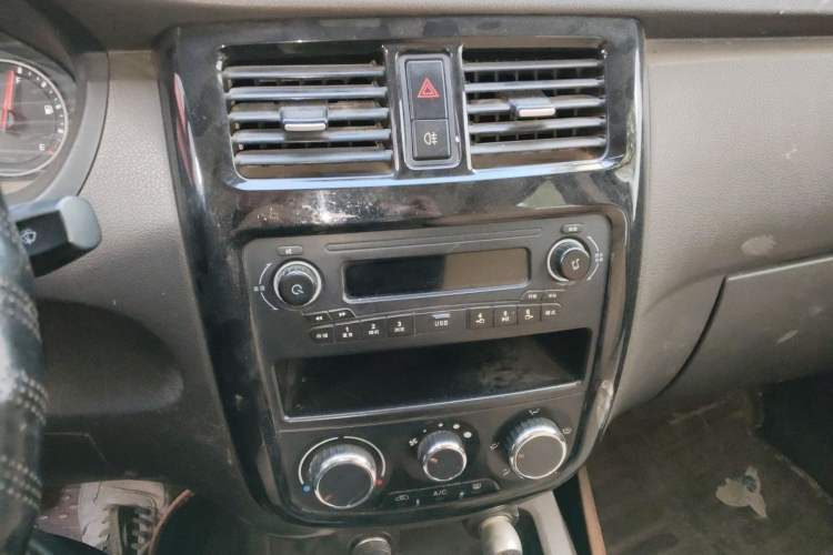 Used Wuling Rongguang V 2018 1.5L Standard Version Audio And AC Panel