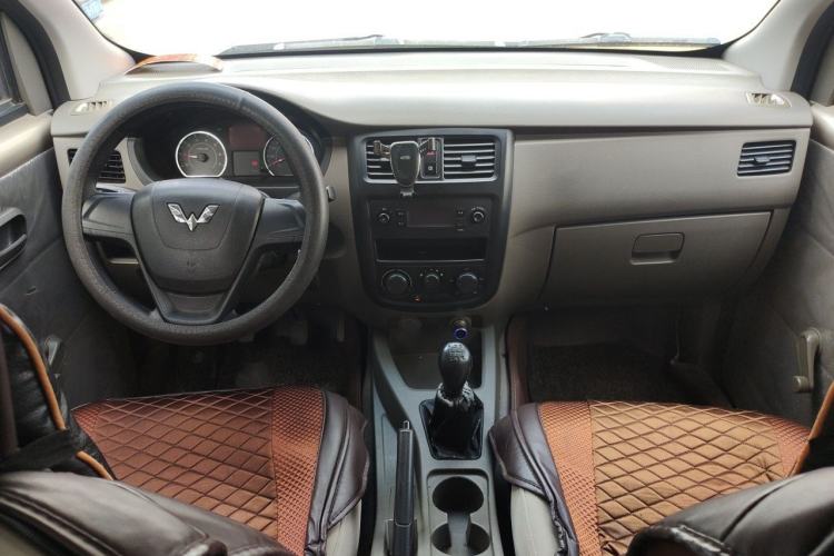 Used Wuling Rongguang V 2018 1.5L Practical Version Center Console