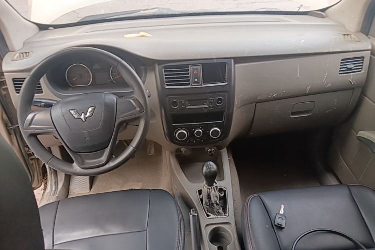 Used Wuling Rongguang V 2018 1.5L Practical Version Center Console