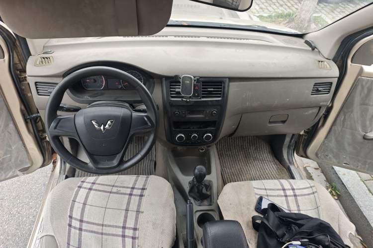 Used Wuling Rongguang V 2018 1.5L Practical Version Center Console