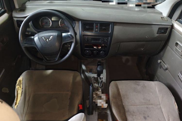 Used Wuling Rongguang V 2018 1.5L Practical Version Center Console