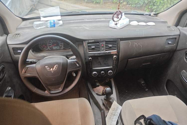 Used Wuling Rongguang V 2018 1.5L Standard Version Center Console