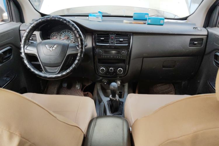 Used Wuling Rongguang V 2018 1.5L Standard Version Center Console