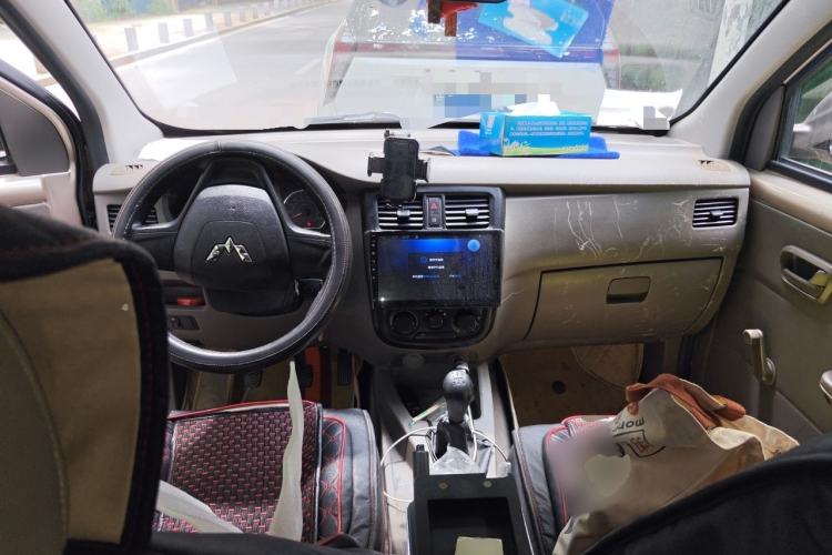 Used Wuling Rongguang V 2018 1.2L Practical Model Center Console
