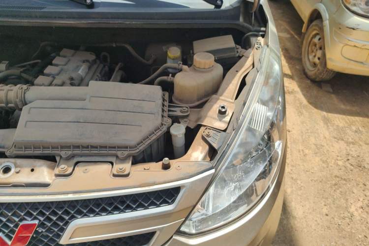 Used Wuling Rongguang V 2018 1.5L Practical Version Engine Bay Left