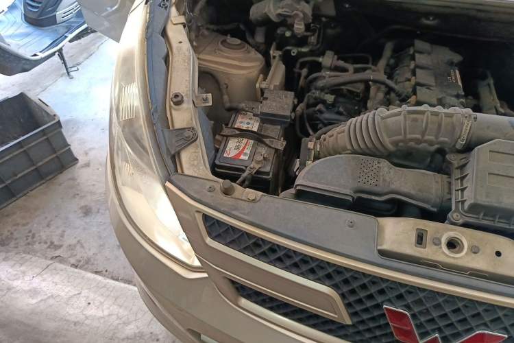 Used Wuling Rongguang V 2018 1.5L Standard Version Engine Bay Right
