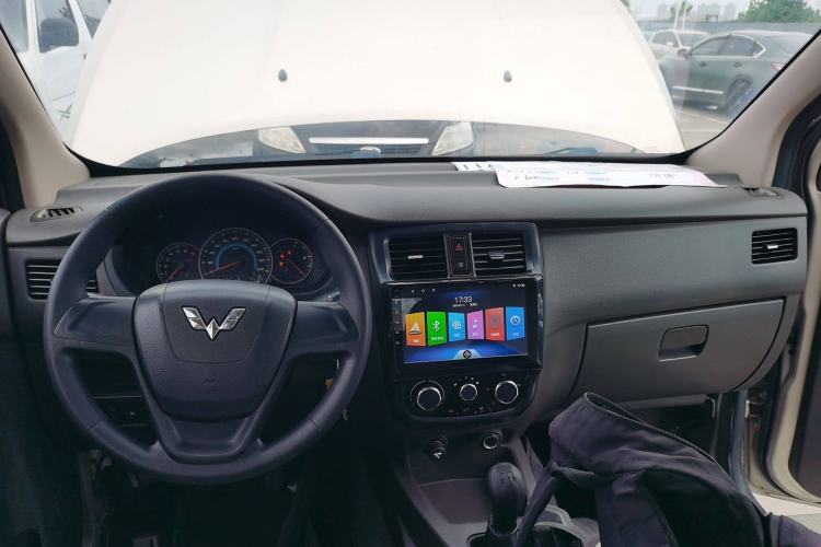 Used Wuling Rongguang V 2018 1.5L Standard Version Interior 2