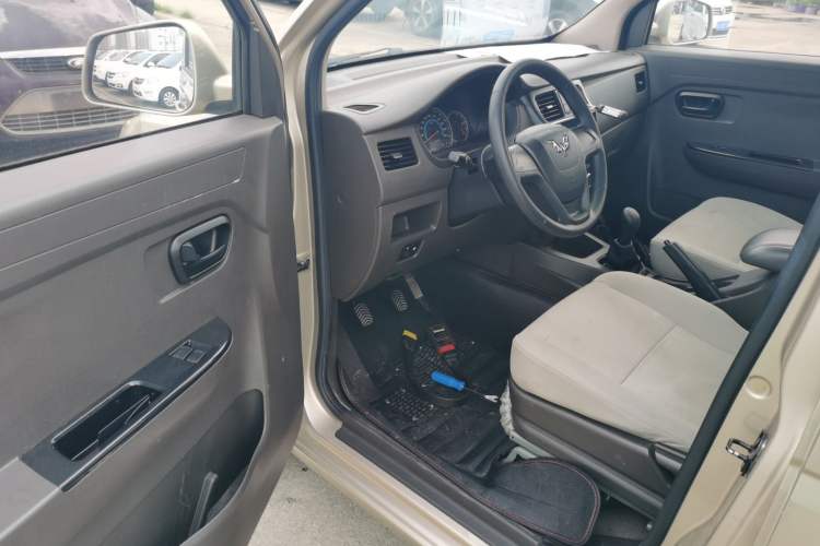 Used Wuling Rongguang V 2018 1.5L Standard Version Interior 3